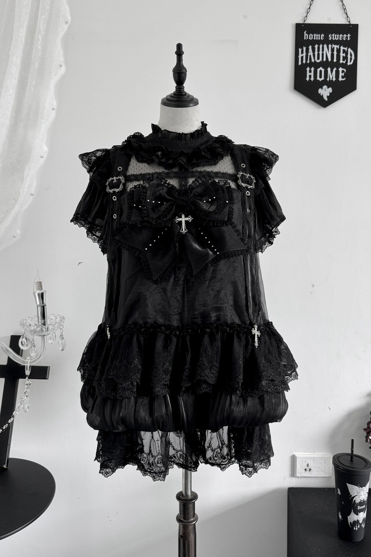 Ensemble robe à lacets croisés et boutons floraux