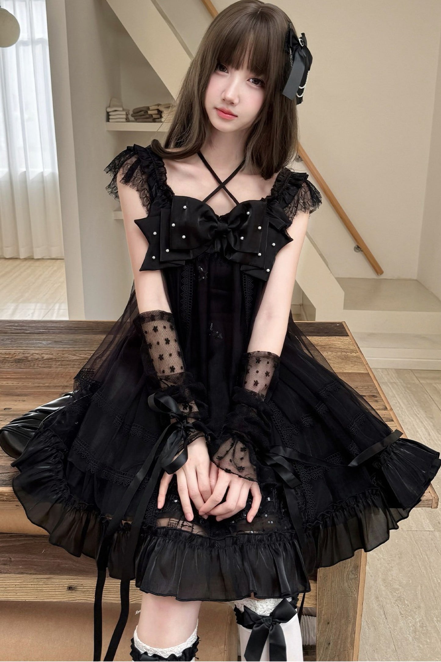 Vestido gótico con lazo de perlas y tirantes cruzados