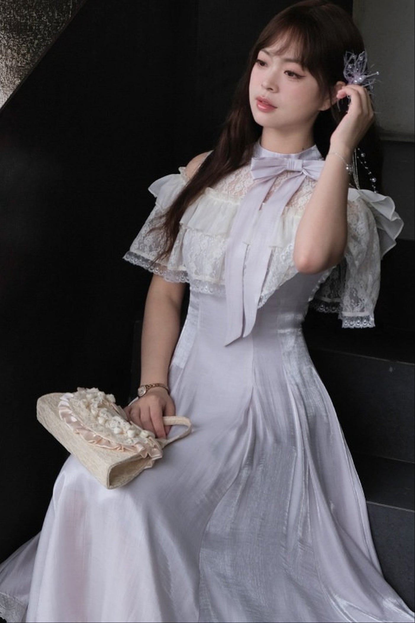 Langes schulterfreies Spitzenkleid