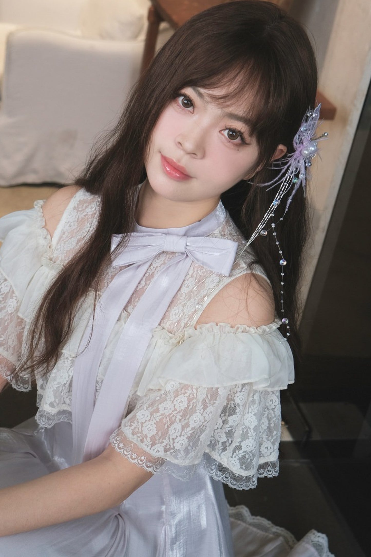 Langes schulterfreies Spitzenkleid