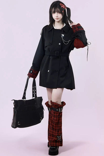 Langer schwarzer Trenchcoat mit rotem Karopanel