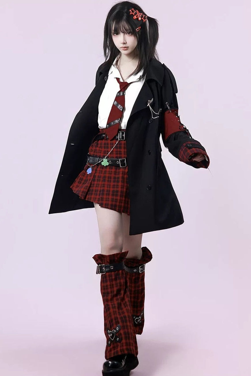 Langer schwarzer Trenchcoat mit rotem Karopanel