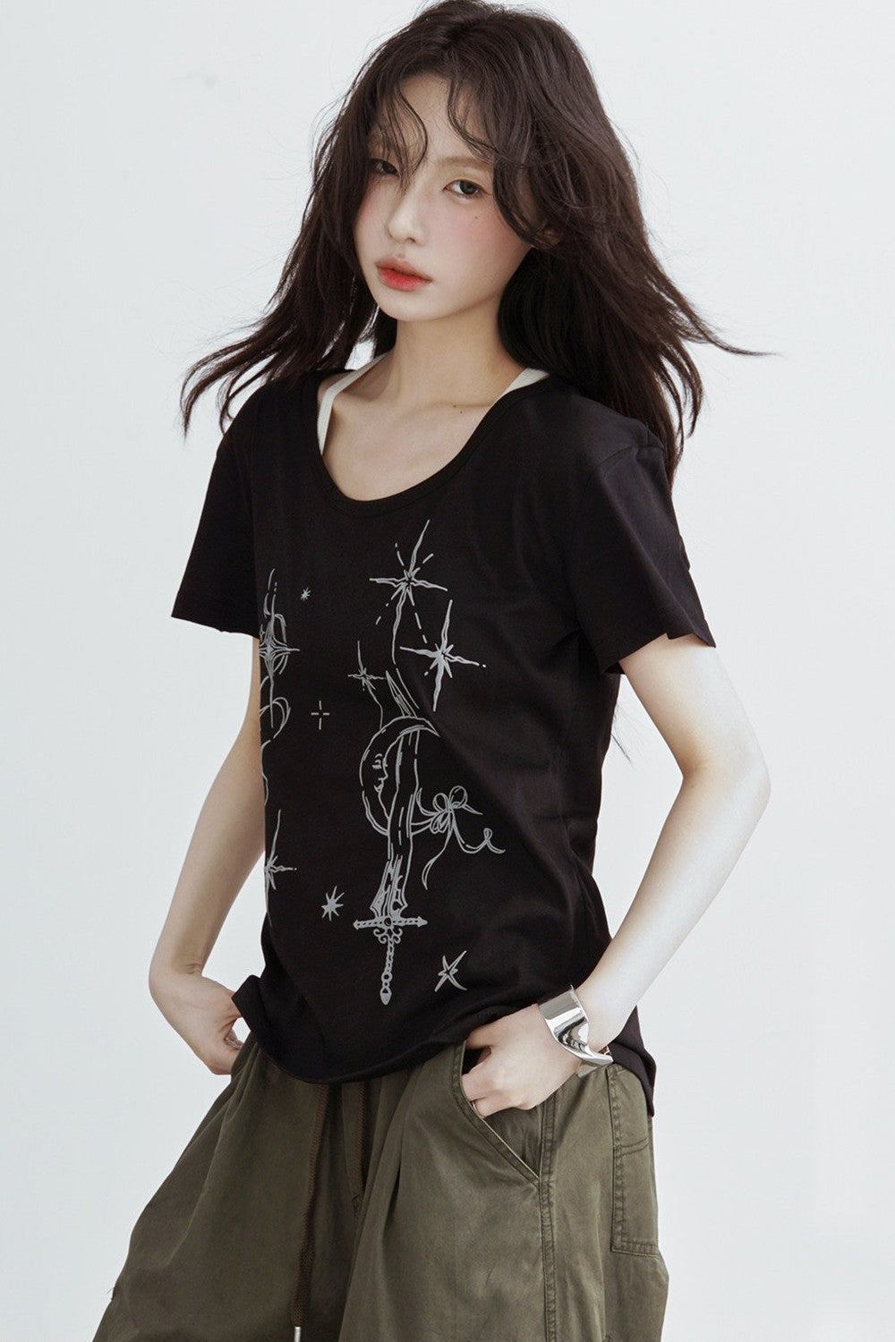 ブラック/ホワイトムーンソードグラフィックオフショルダーTシャツ