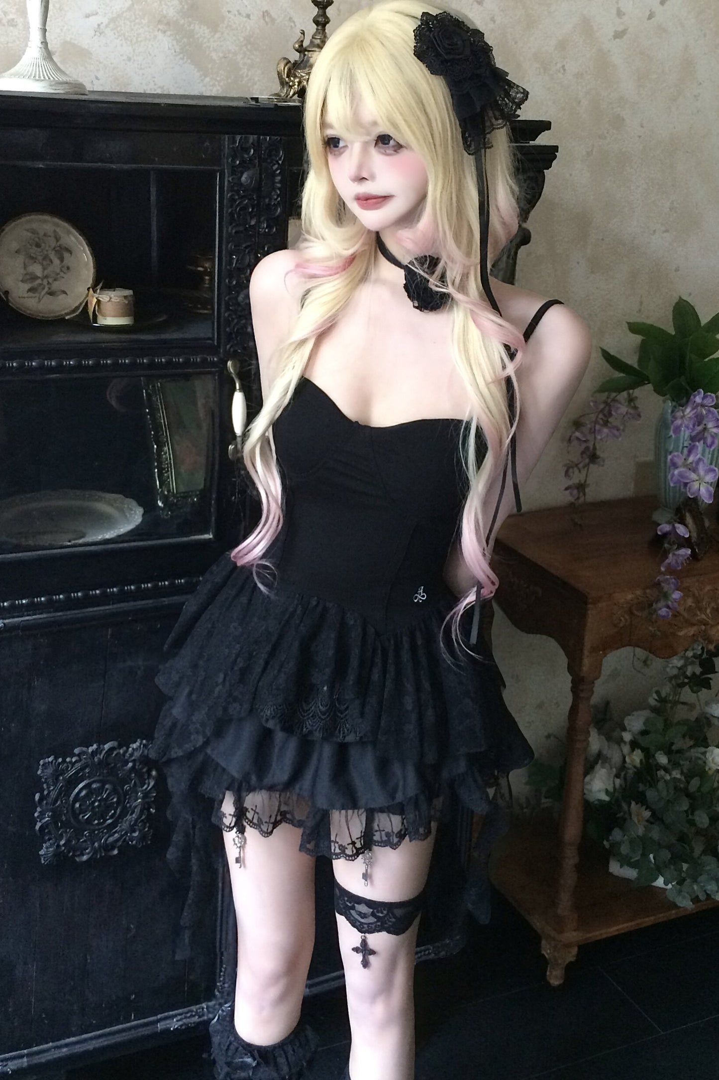 Schwarzes Spitzen-Tube-Top-Kleid mit freiem Rücken und Bindeband