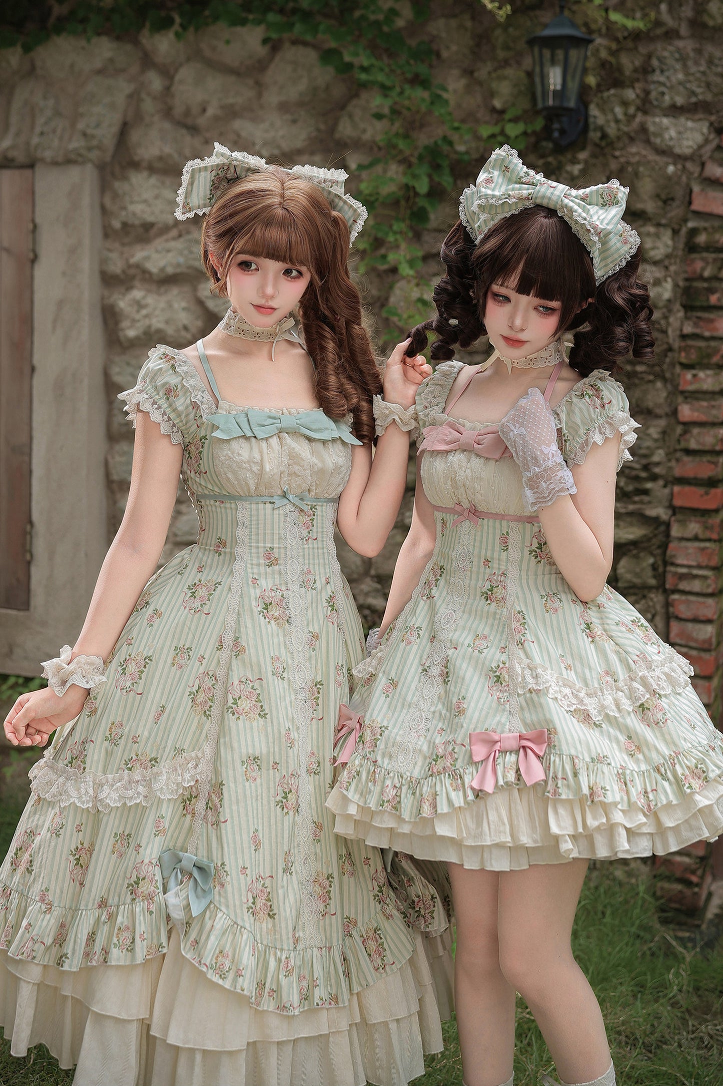 Conjunto coordinado de vestido con estampado de rosas y falda de doble volante