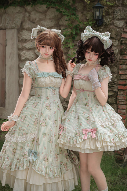Conjunto coordinado de vestido con estampado de rosas y falda de doble volante