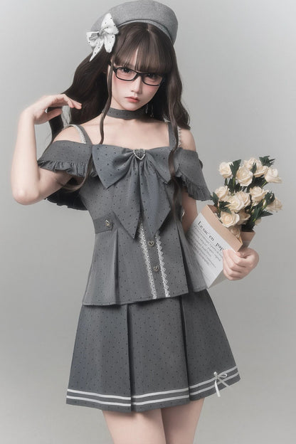 Top gris à ruban à pois + jupe + béret + ras-de-cou