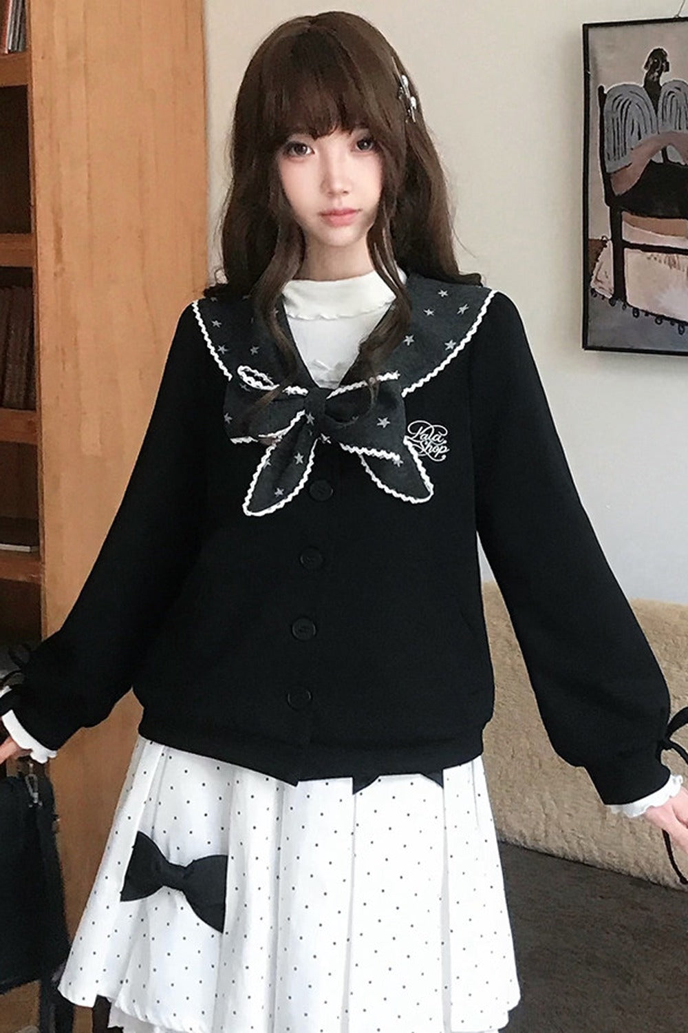 Completo con cardigan e gonna a pois in stile marinaretto