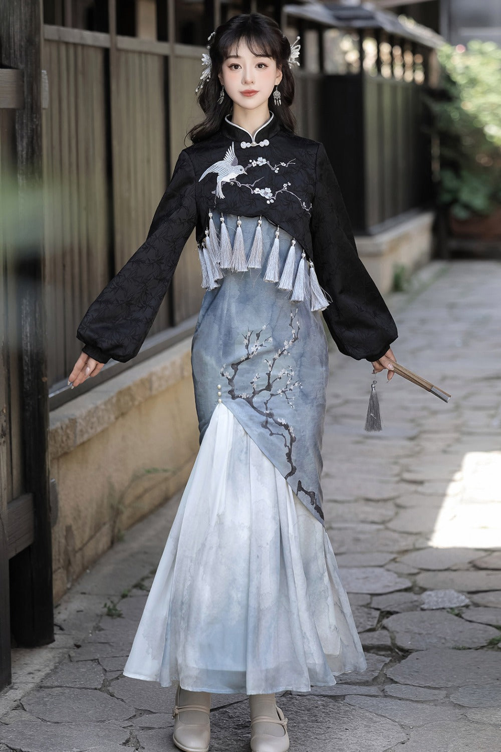 Weißes Pflaumen-Cheongsam-Oberteil- und Rock-Set