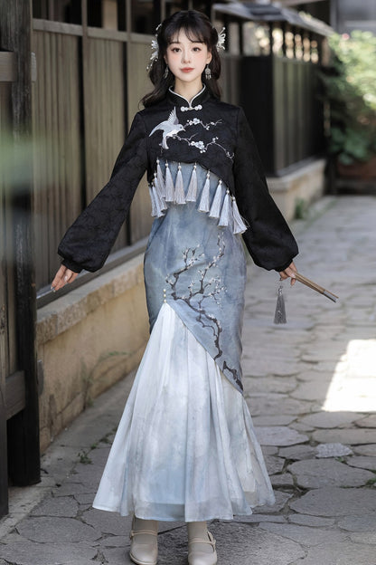 Weißes Pflaumen-Cheongsam-Oberteil- und Rock-Set