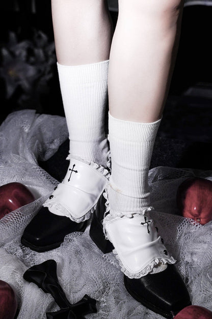 [Reservierungsschluss 24. Mai] Gothic-Lolita-Prinzenschuhe mit Spitzenbesatz und Kreuzdetail
