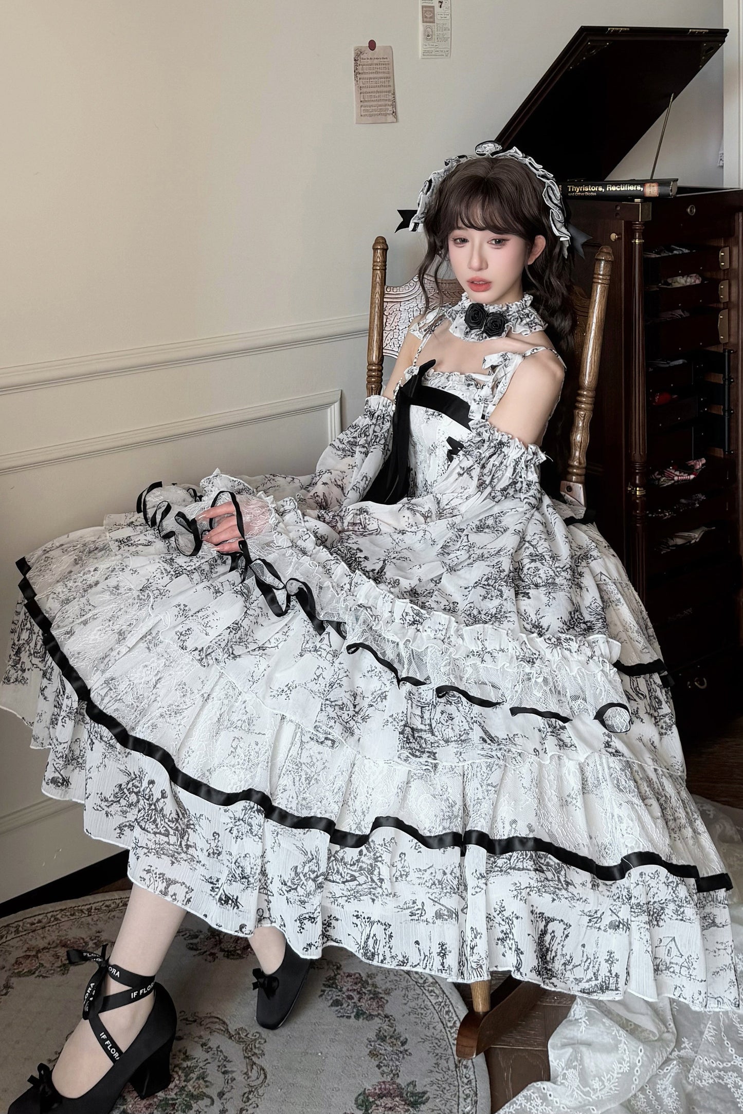 Lolita-Kleid mit Tuschewaschung und Fischgrätenmuster