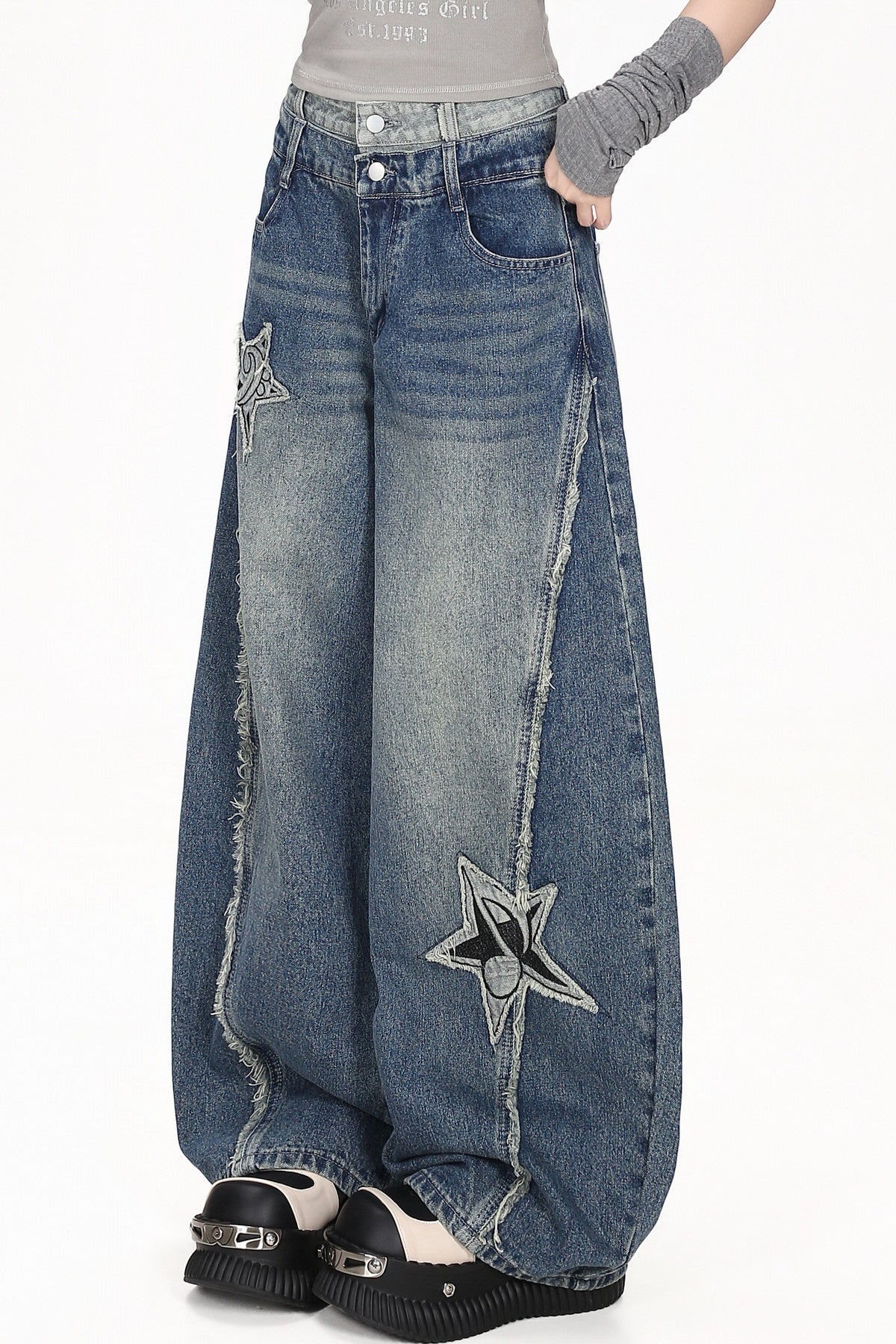 Gewaschene Jeans mit Sternaufnäher und weitem Bein