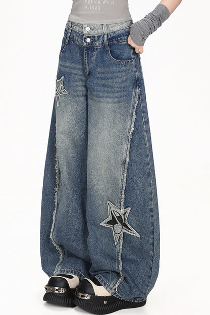 Gewaschene Jeans mit Sternaufnäher und weitem Bein