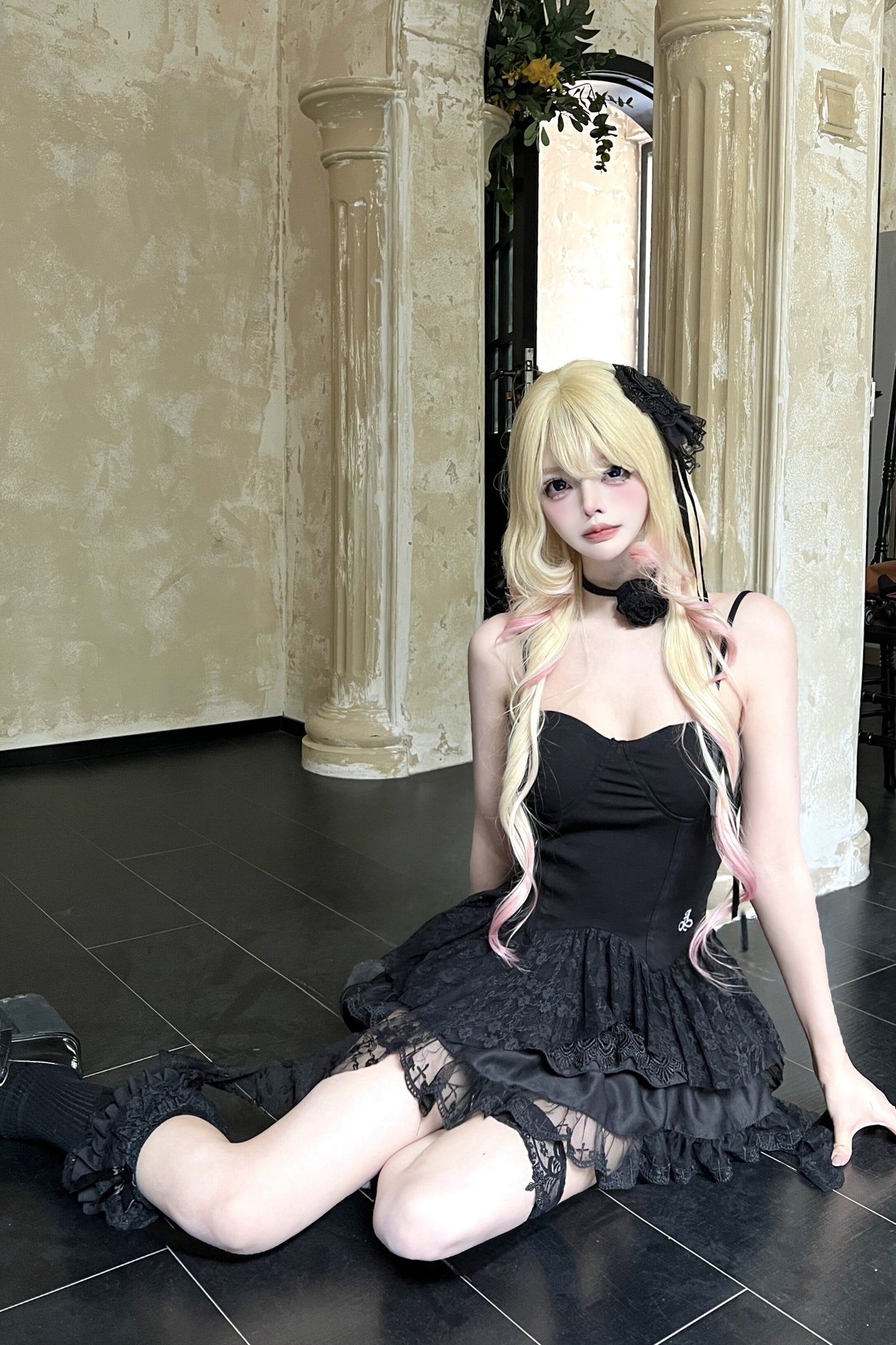 Schwarzes Spitzen-Tube-Top-Kleid mit freiem Rücken und Bindeband