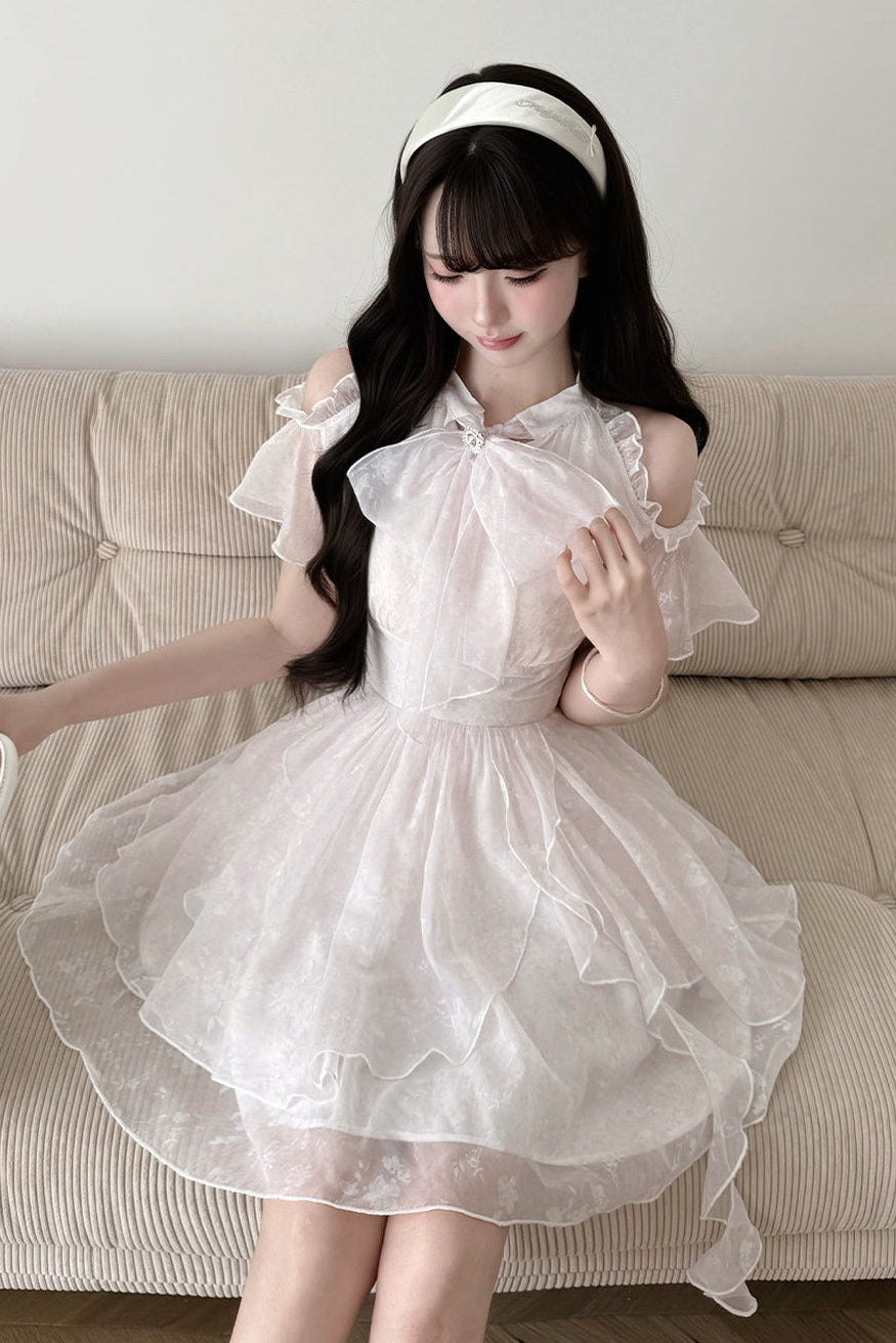 Schulterfreies Blumenkleid mit asymmetrischem Saum