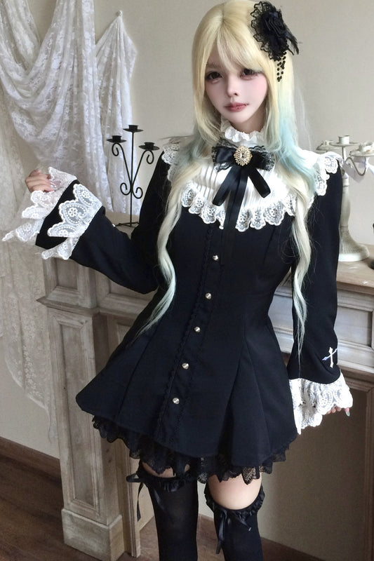 Schwarzes Spitzenkleid mit Glockenärmeln und Schleife