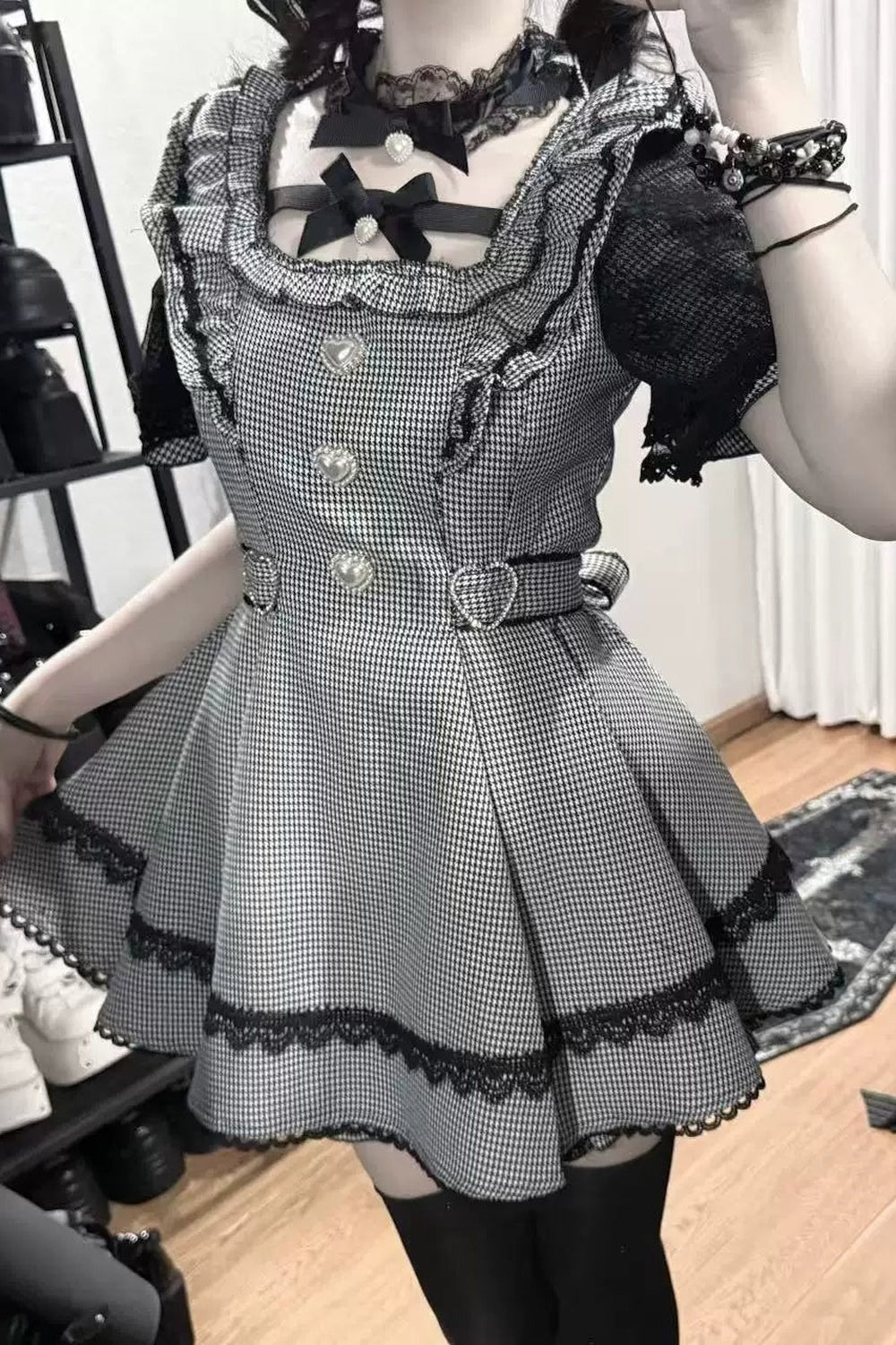 Vestido oscuro de cuadros estilo jirai + pantalones cortos