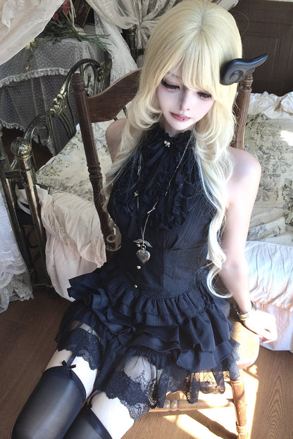 Schwarzes Gothic-Set mit Neckholder-Tanktop und Rüschen-Stufenrock