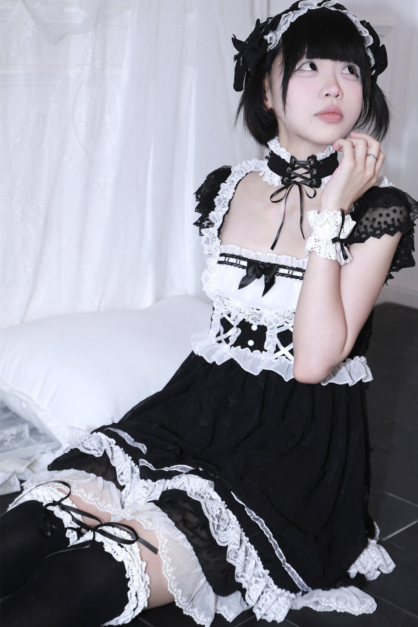 Puppenhaftes Ballonkleid mit Schleife und Spitze + eng anliegendes Halsband + Kopfschmuck