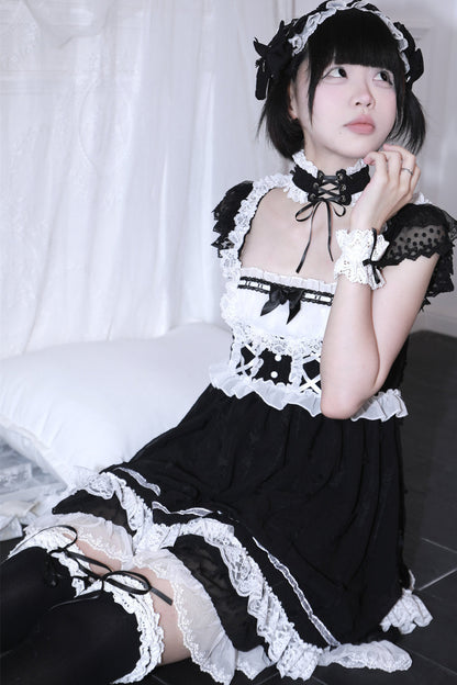 Puppenhaftes Ballonkleid mit Schleife und Spitze + eng anliegendes Halsband + Kopfschmuck
