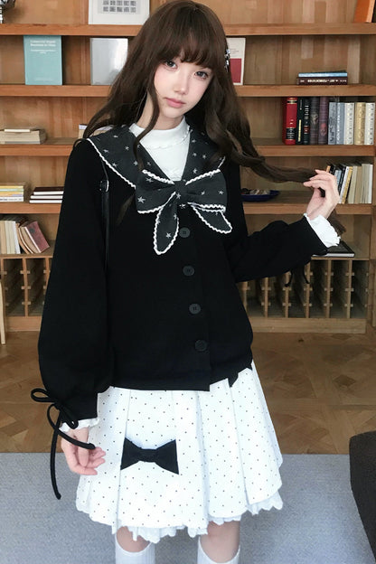 Completo con cardigan e gonna a pois in stile marinaretto