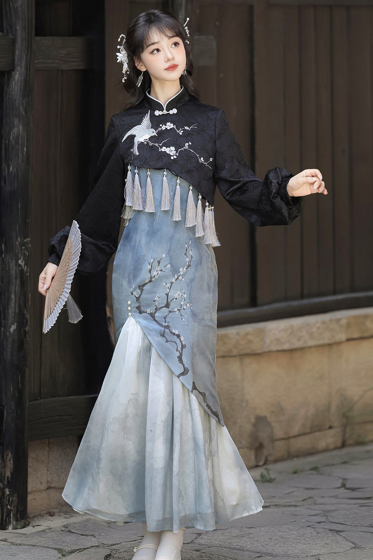 Weißes Pflaumen-Cheongsam-Oberteil- und Rock-Set