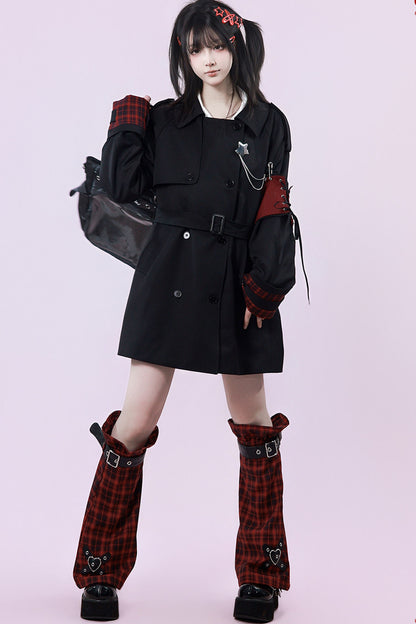 Langer schwarzer Trenchcoat mit rotem Karopanel