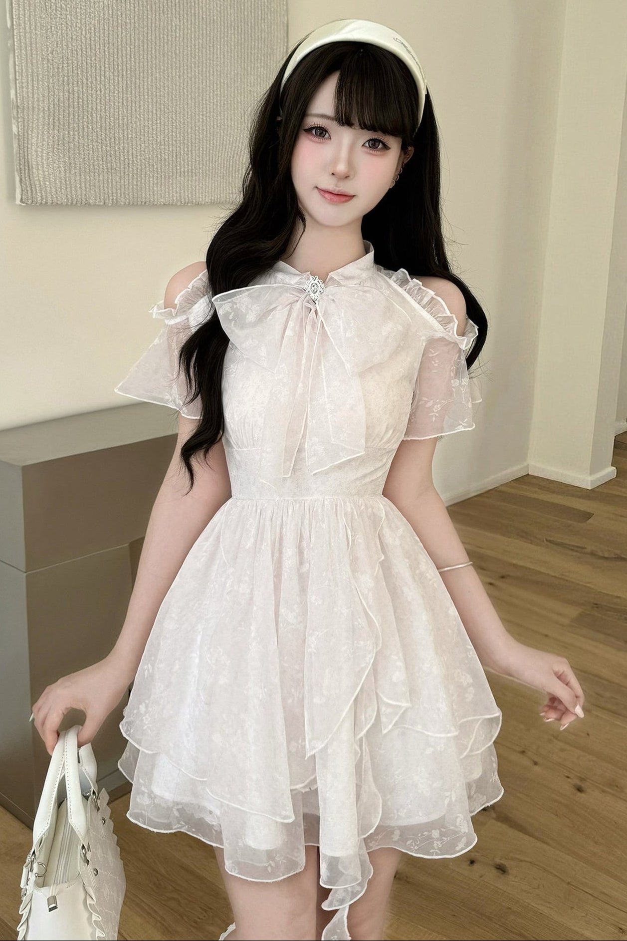 Schulterfreies Blumenkleid mit asymmetrischem Saum