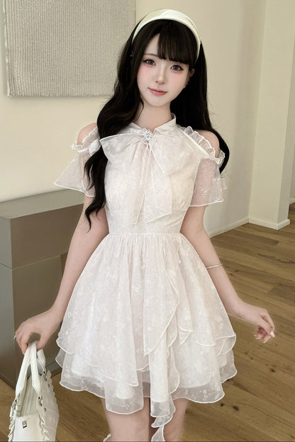 Schulterfreies Blumenkleid mit asymmetrischem Saum