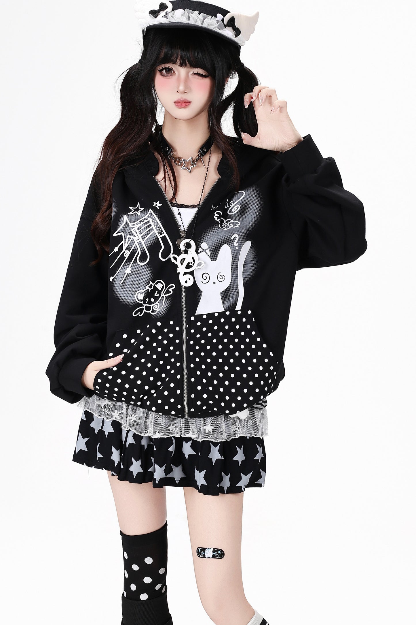 Süßer lockerer Hoodie mit Rüschenkapuze und Punkten
