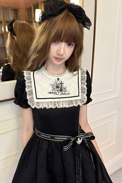 Schwarz-weißes Kleid mit Narzissenstickerei