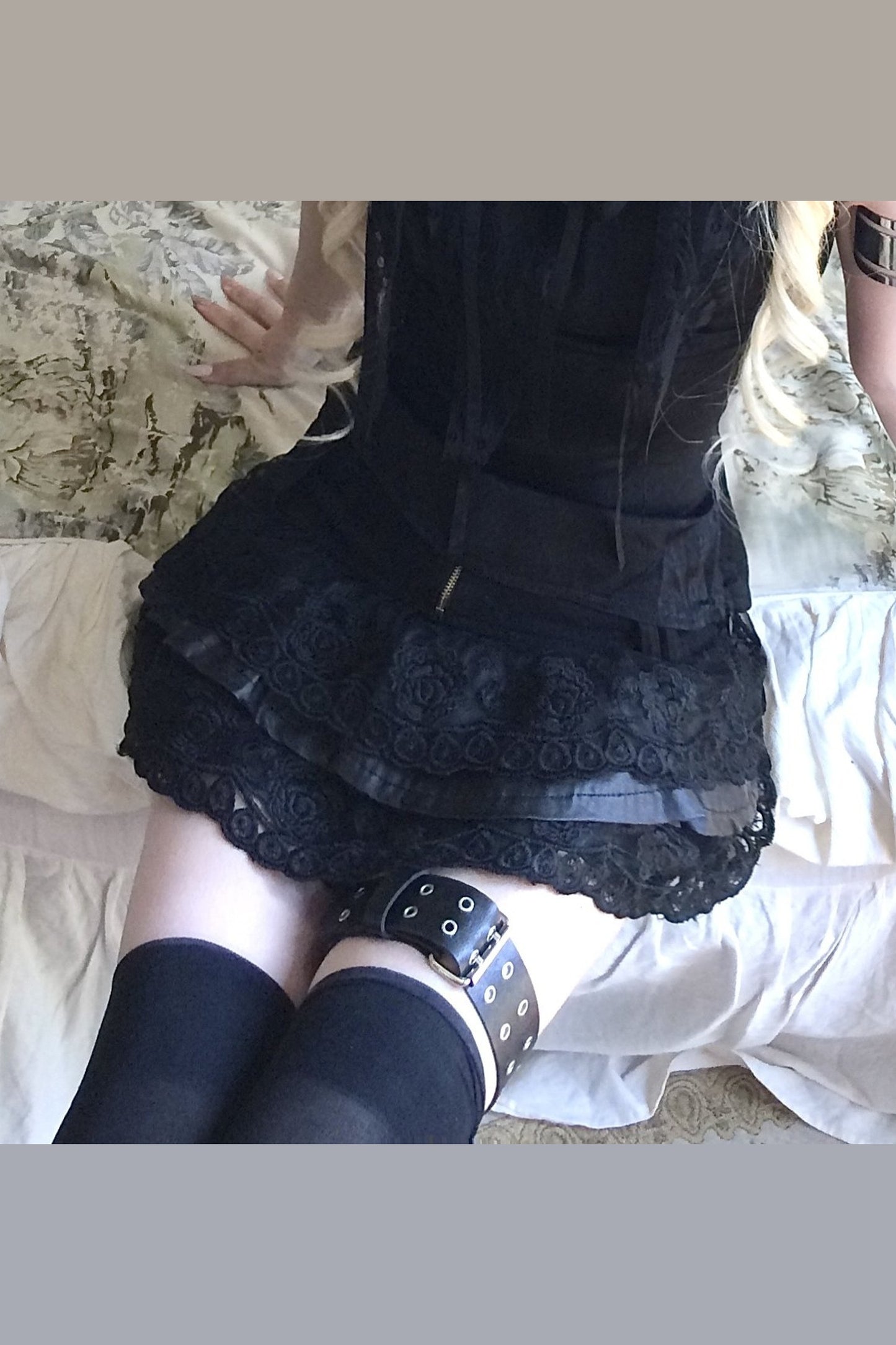 Schwarzes Set aus Spitzen-Neckholder-Oberteil mit Aussparungen und Minirock