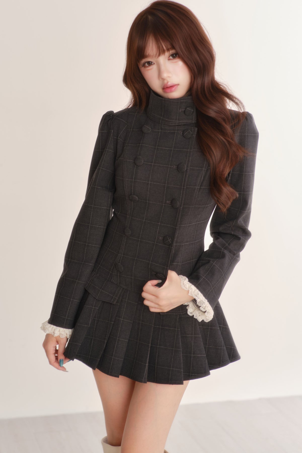 Completo abito trench plissettato a collo alto
