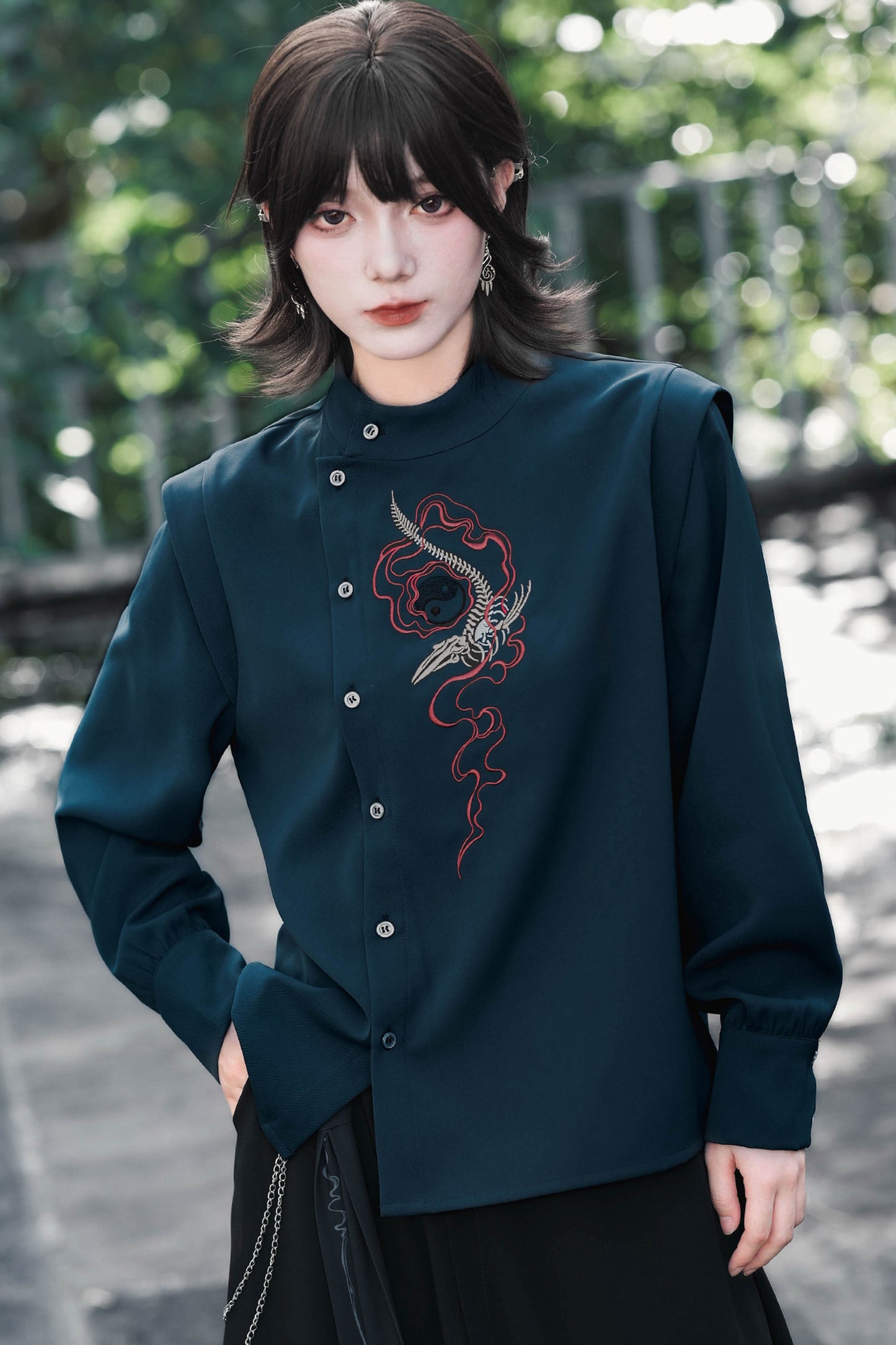 Chemise brodée à patte asymétrique motif chute de baleine