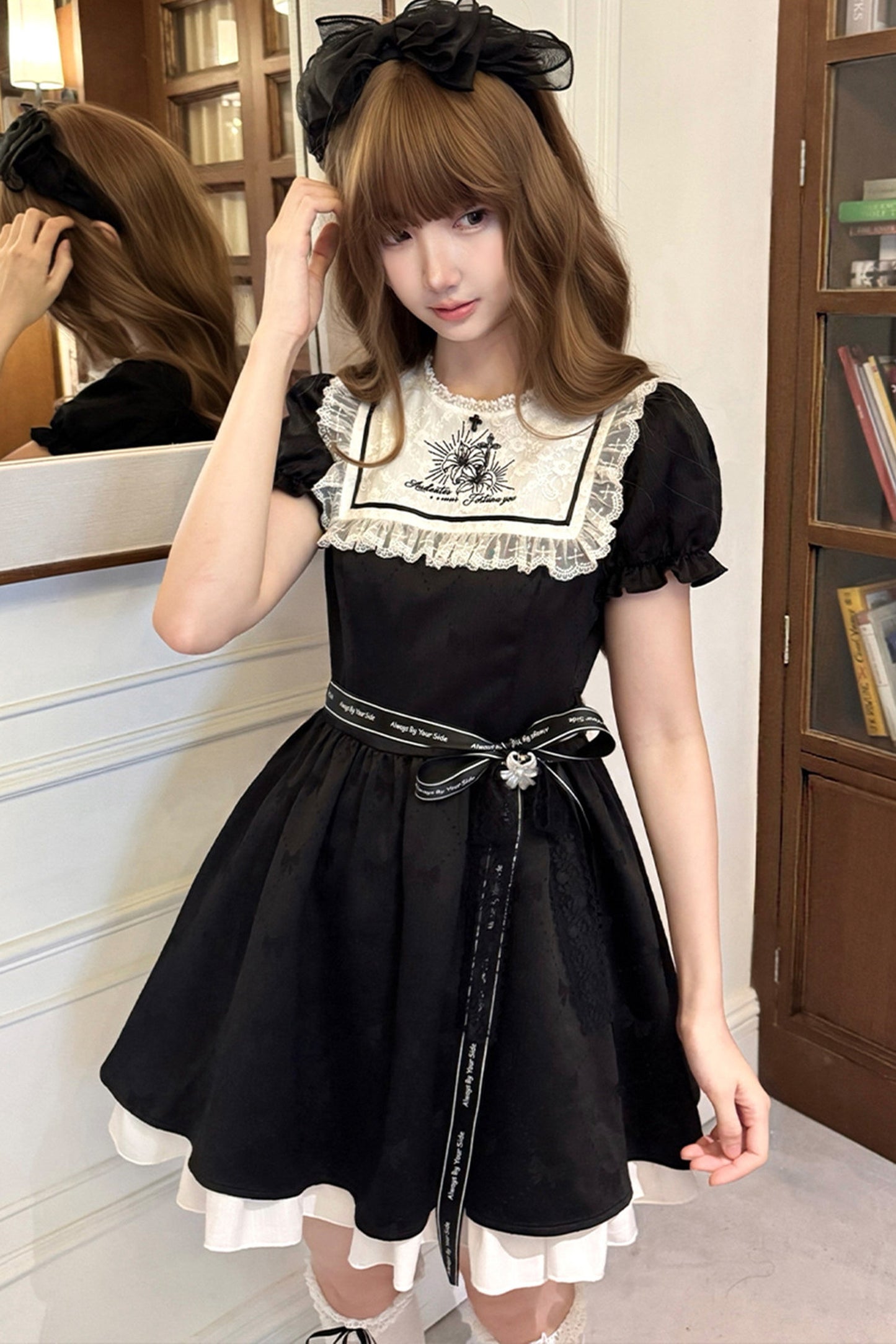 Schwarz-weißes Kleid mit Narzissenstickerei