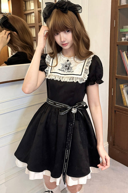 Schwarz-weißes Kleid mit Narzissenstickerei