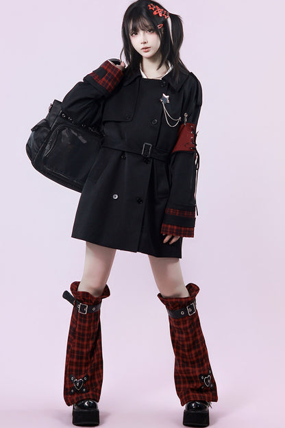 Langer schwarzer Trenchcoat mit rotem Karopanel