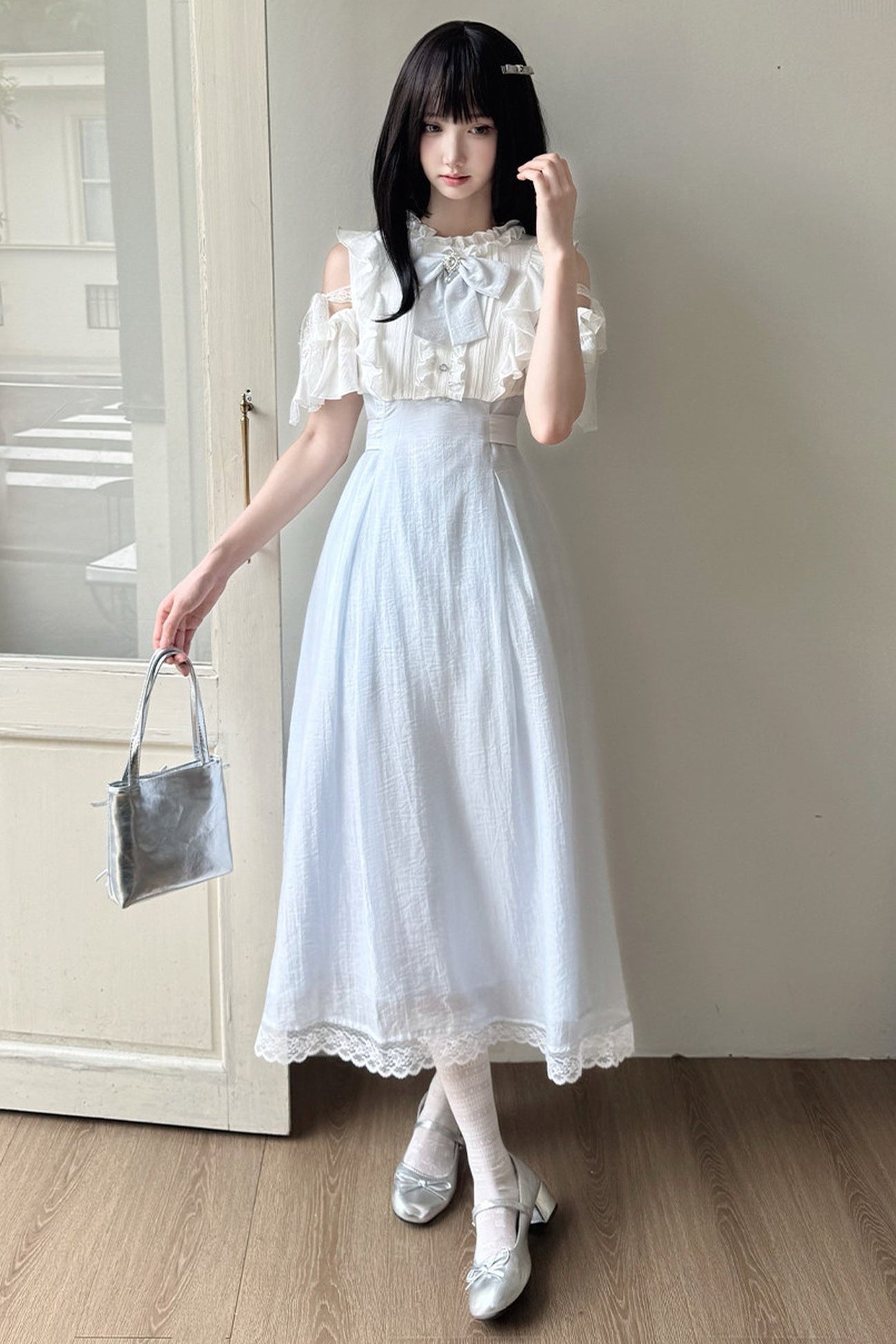 Rosa-weißes schulterfreies Kleid im Lagenlook