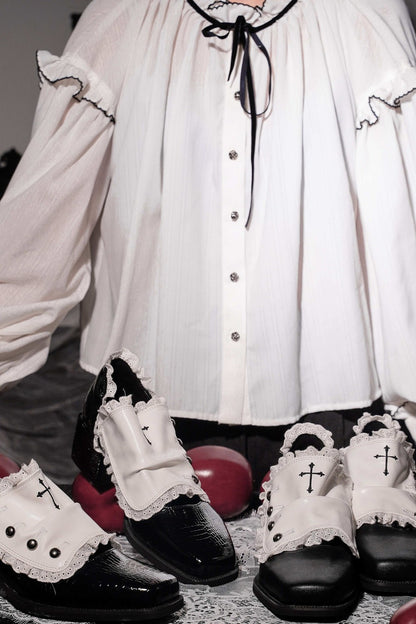 [Reservierungsschluss 24. Mai] Gothic-Lolita-Prinzenschuhe mit Spitzenbesatz und Kreuzdetail