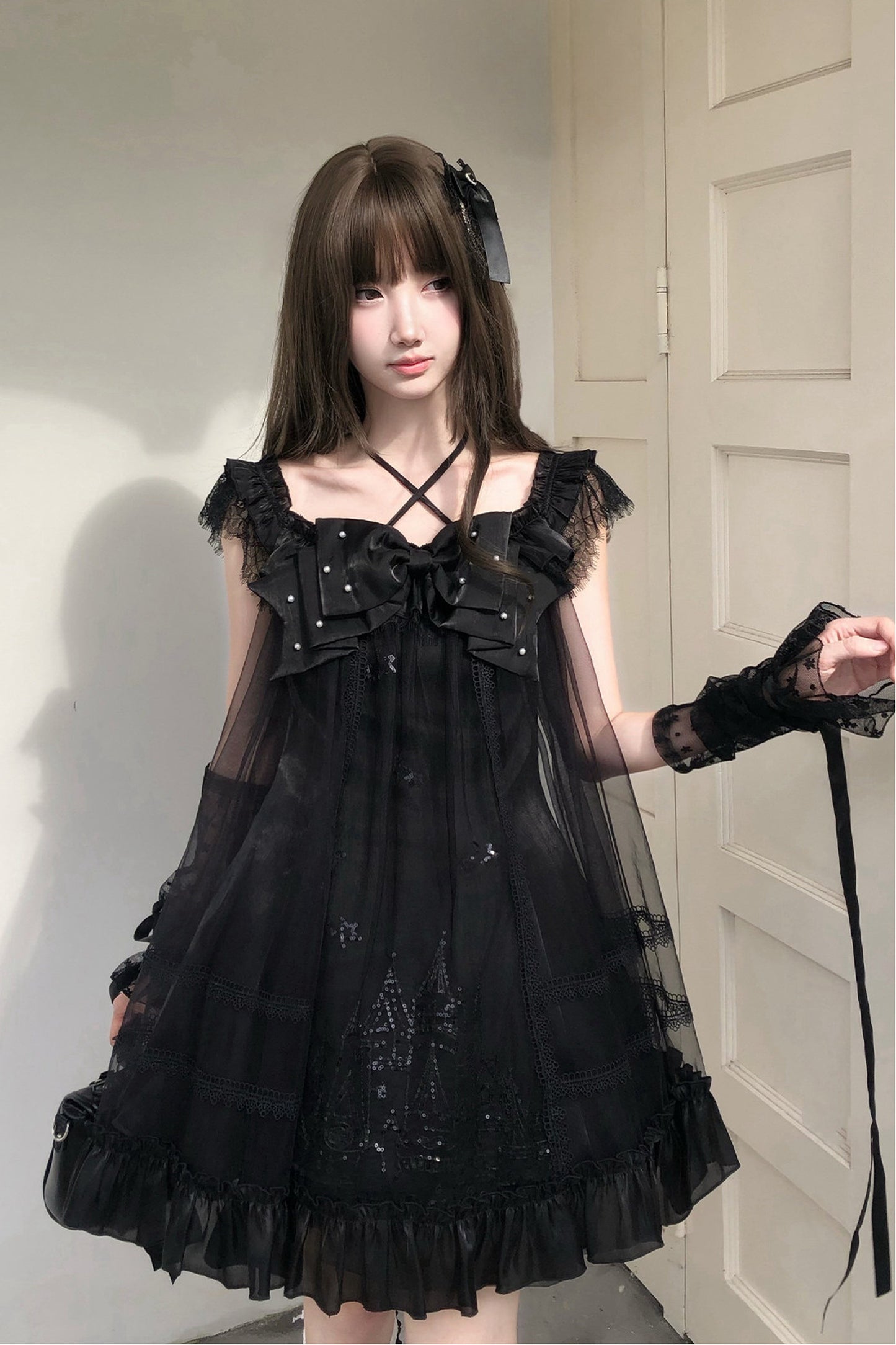 Vestido gótico con lazo de perlas y tirantes cruzados
