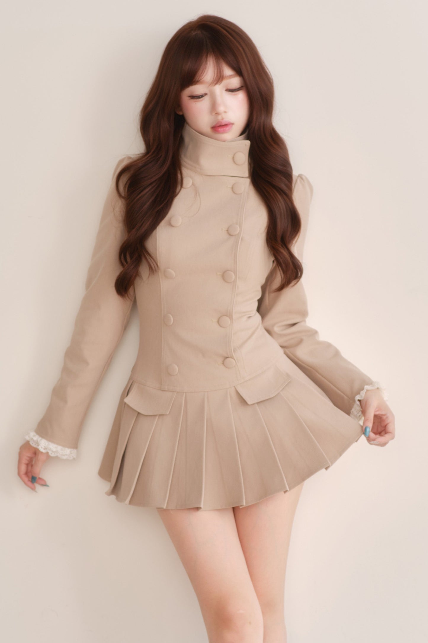 Completo abito trench plissettato a collo alto