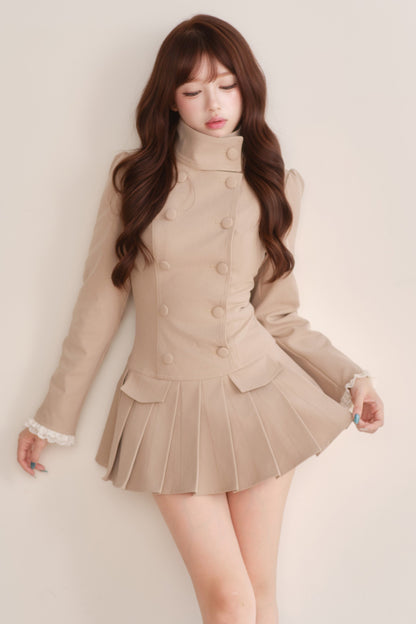 Completo abito trench plissettato a collo alto