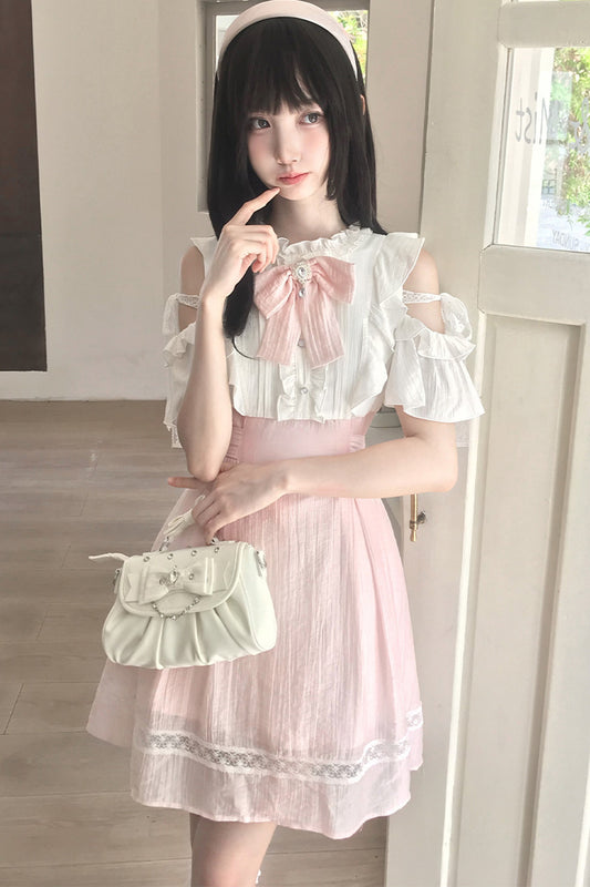 Robe en dentelle épaules dénudées rose et blanche à empiècements
