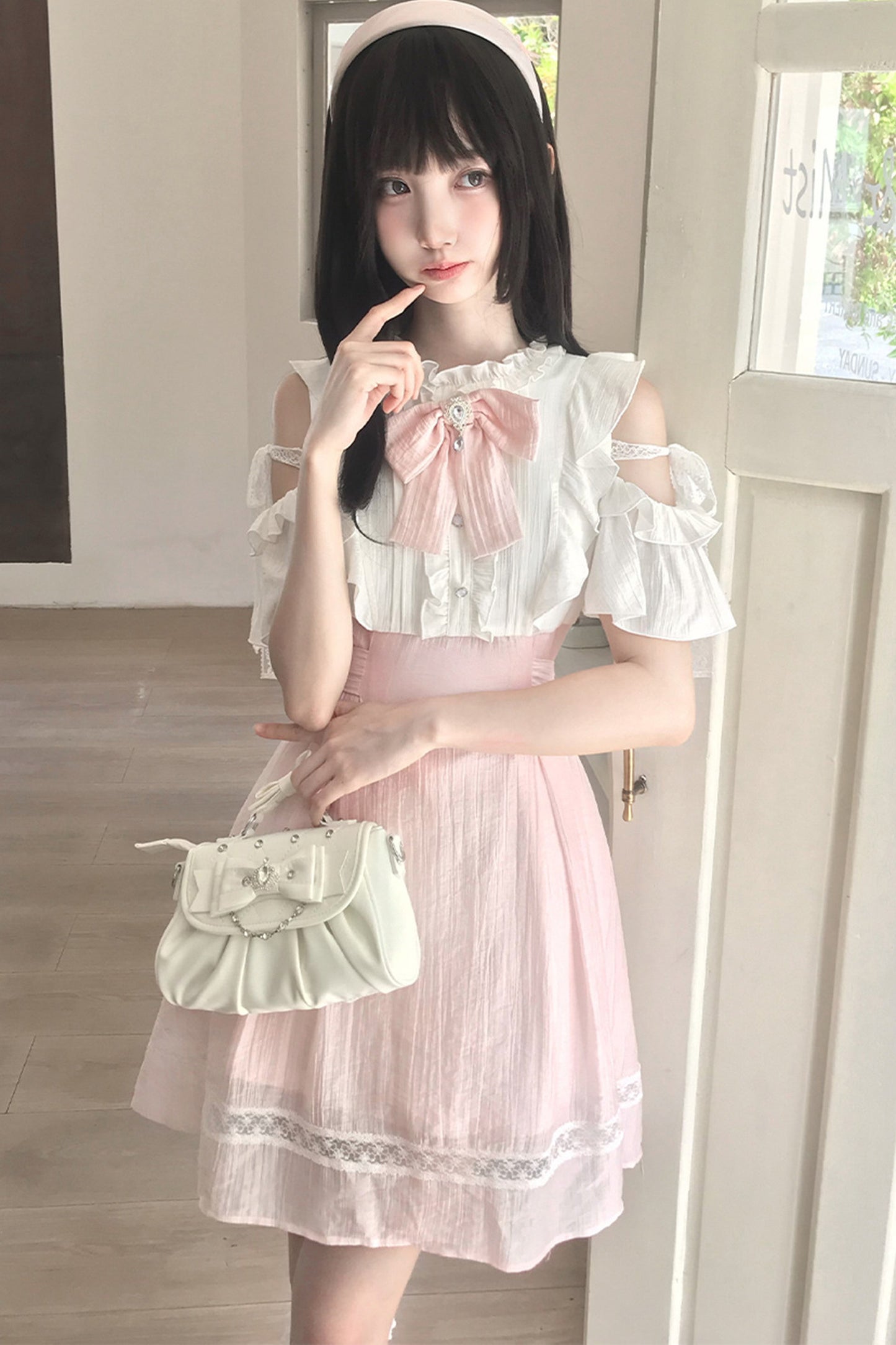 Rosa-weißes schulterfreies Kleid im Lagenlook