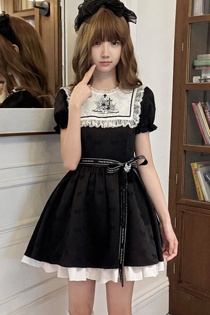 Schwarz-weißes Kleid mit Narzissenstickerei