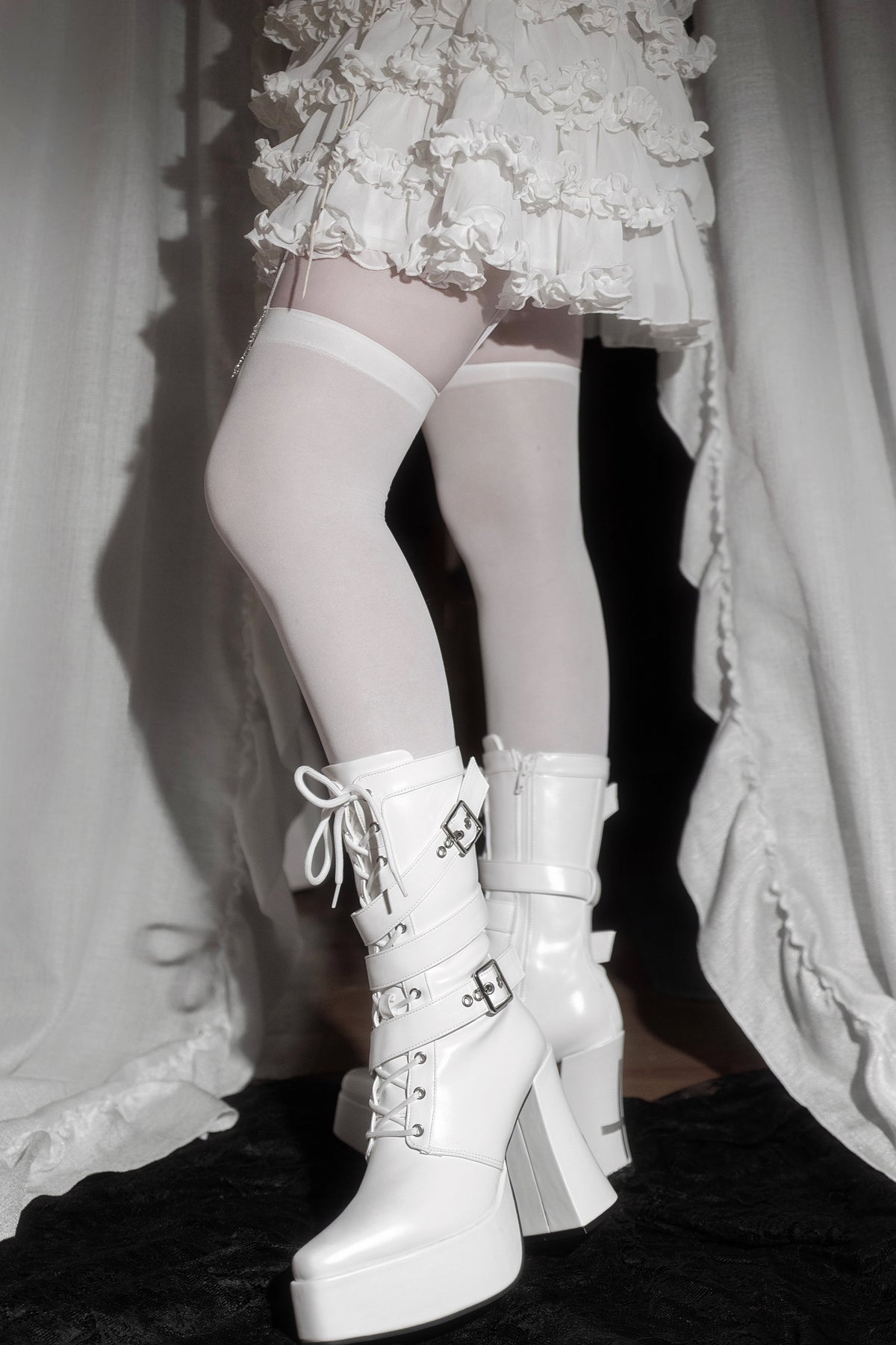 Bottes à plateforme à bout carré et brides croisées inversées