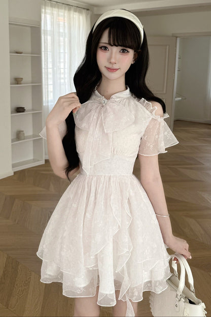 Schulterfreies Blumenkleid mit asymmetrischem Saum