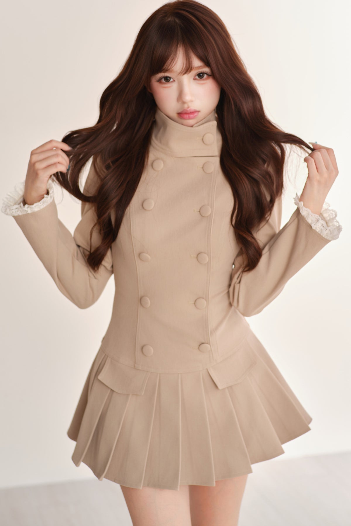 Completo abito trench plissettato a collo alto