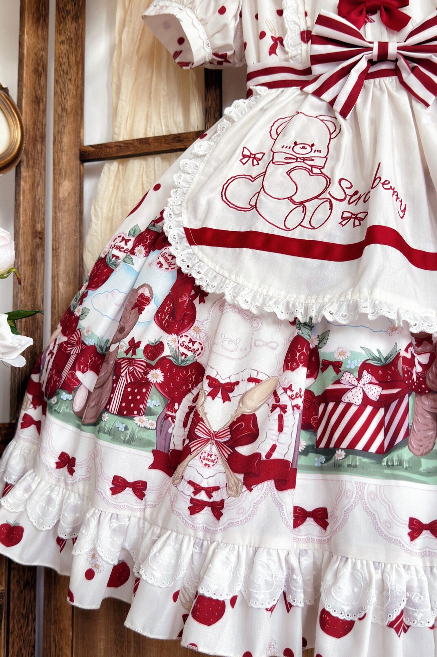 Strawberry Gift Box Lolita Print Suspender Dress Set-Up